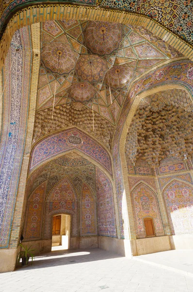 Bela parede e teto da Mesquita Nasir Al-Mulk em Shiraz, Ir — Fotografia de Stock