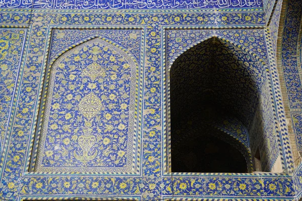 Hermosa muralla de la mezquita del Imán en Isfahán, Irán . — Foto de Stock