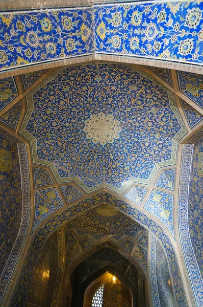 Interior and passageway of Sheikh Lotfollah Mosque , Isfahan, Ir — Zdjęcie stockowe