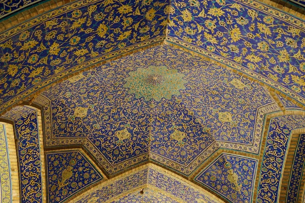 Interior de la Mezquita del Imán vista desde la entrada de Isfahán , — Foto de Stock