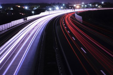 Uzun eski geceleri araba ışıkları bir otoyol ve iletim kule