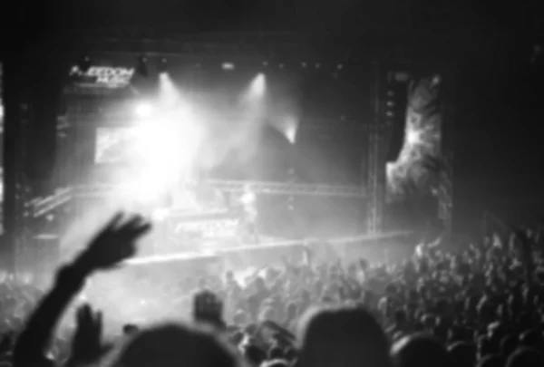 Concert rock, silhouettes de gens heureux levant la main — Photo