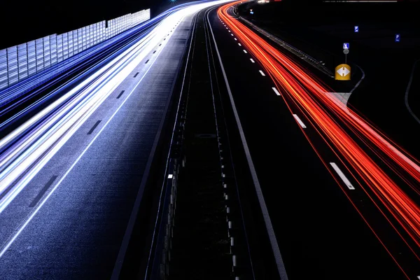 Tráfico de velocidad - senderos ligeros en la autopista cerca — Foto de Stock