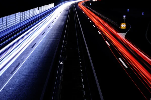 Tráfico de velocidad - senderos ligeros en la autopista por la noche , — Foto de Stock