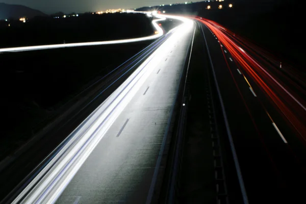 Larga exposición de las luces del coche en una autopista — Foto de Stock