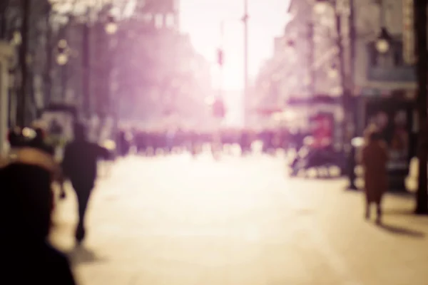 Fond flou. Des gens flous marchant dans une rue de la ville — Photo