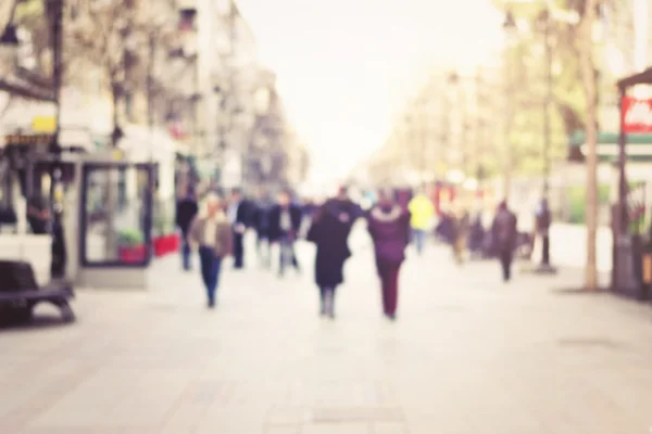 Fond flou. Des gens flous marchant dans une rue de la ville — Photo