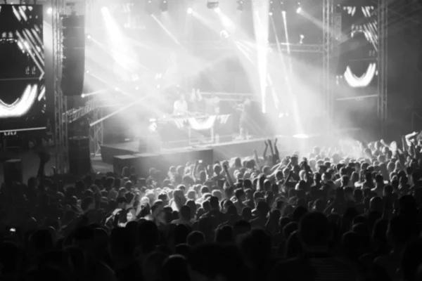 Rock concert, silhouetten van gelukkige mensen die hun handen opsteken — Stockfoto