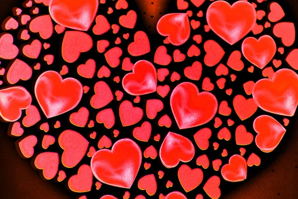 พื้นหลังวาเลนไทน์สีแดงที่มีหัวใจ — ภาพถ่ายสต็อก