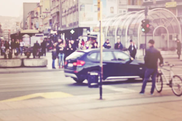 Fundo desfocado. Pessoas desfocadas andando por uma rua da cidade — Fotografia de Stock