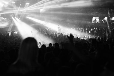 Atış sırasında bir hayat konser, görünür gürültü tezahürat bazı taraftarların 