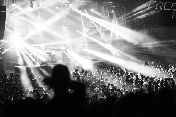 Silhouetten van concertmenigte voor felle podiumlichten — Stockfoto