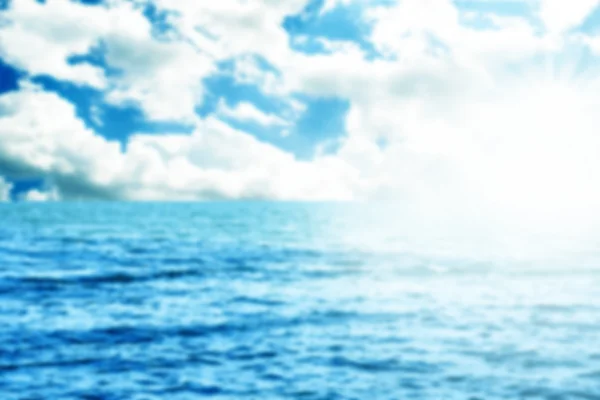 Blaues Meer und Sommerhimmel - verschwommenes Bild für den Hintergrund — Stockfoto