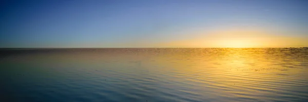 Himmel bakgrund och havet på sunset. naturen sammansättning — Stockfoto