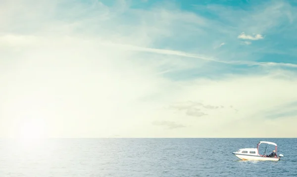 Kleine houten vissersboot in blauwe zee — Stockfoto