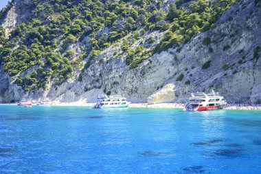 Turkuaz suları ve güzel bir gün yolcu gemisinde ile plaj.