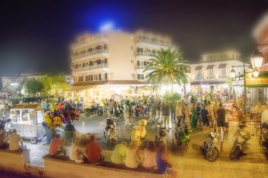 arka arka plan bulanık şehir merkezinde - G yürüyen insan