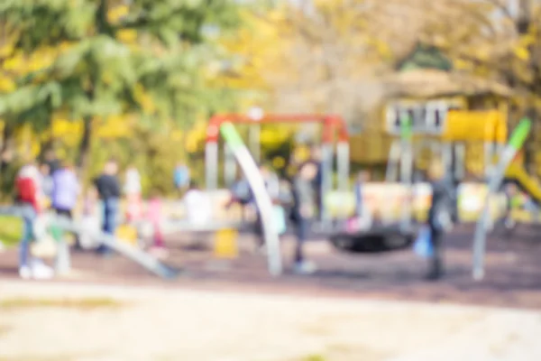 デフォーカスし、公共の公園で子供の遊び場のイメージをぼかします。 — ストック写真