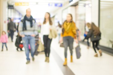 insanlar shoping bokeh ışık arka plan ile süper deposundaki bulanıklık.