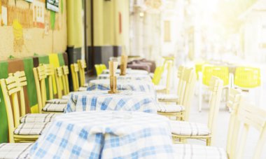 Arka plan bulanık Cafe City sokakta. Masa ve sandalyeler 