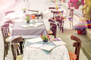 Arka plan bulanık Cafe City sokakta. Masa ve sandalyeler 