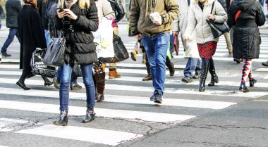 Güneşli caddeden karşıya bulanık hareket yayalar