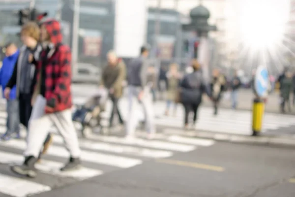 Pedonale su zebra in movimento sfocatura — Foto Stock