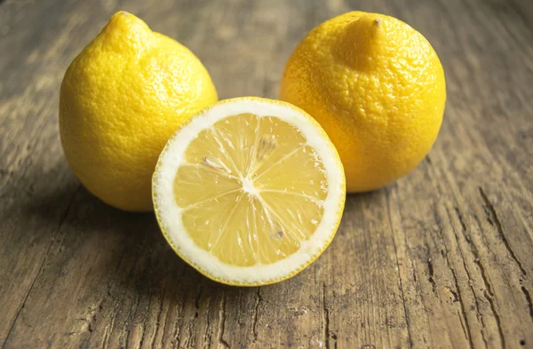 Čerstvé citrony na dřevěné pozadí. selektivní zaměření. — Stock fotografie
