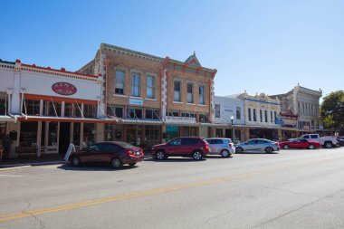 Georgetown, Teksas, ABD - 3 Kasım 2020: Ana caddedeki ticaret alanındaki tarihi binalar
