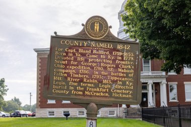 Wickliffe, Kentucky, ABD - 18 Ağustos 2021: Ballard County 'ye Yüzbaşı' nın adı verildi. Adliyedeki bu tabelada yazdığı gibi donuk Ballard.