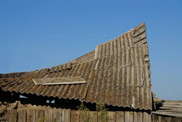 Stary Łupek Dachu Wioski Ramshackle Zbliżenie Tle Niebieskiego Nieba — Zdjęcie stockowe