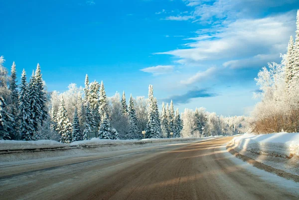 Pista Invernale Nella Taiga Siberiana Una Giornata Soleggiata Gelida Salita — Foto Stock