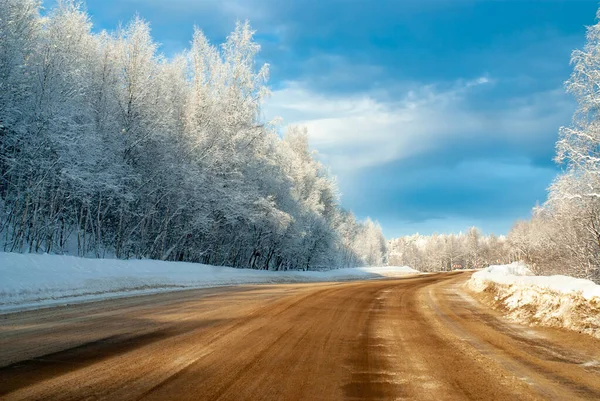Pista Invernale Nella Taiga Siberiana Una Giornata Soleggiata Gelida Salita — Foto Stock