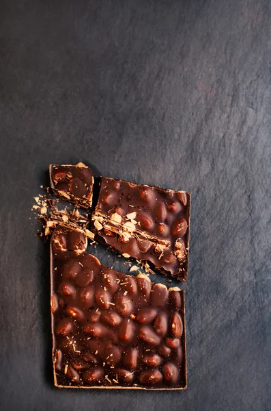 Τεμαχισμένη σοκολάτα με ξηρούς καρπούς — Φωτογραφία Αρχείου