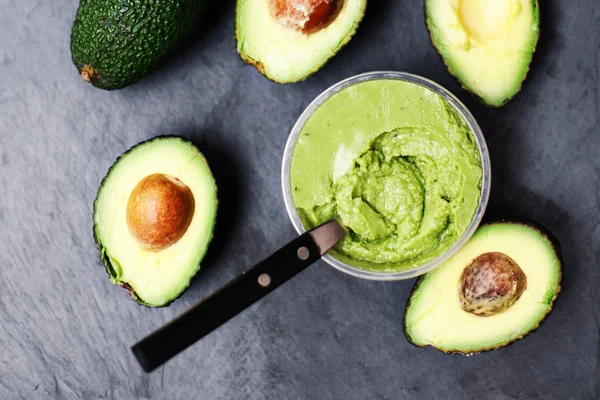 Avocados auf schwarzem Hintergrund — Stockfoto