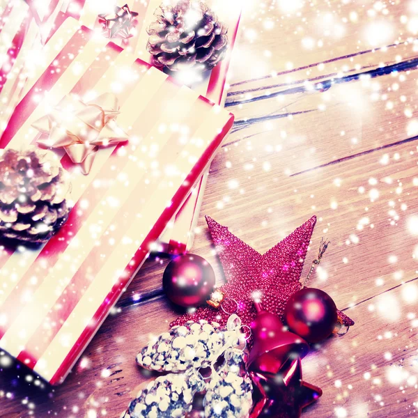 Gavekasser og dekorasjoner til jul – stockfoto