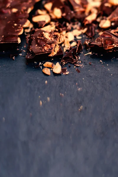 刻んだチョコレートとナッツの炒め — ストック写真