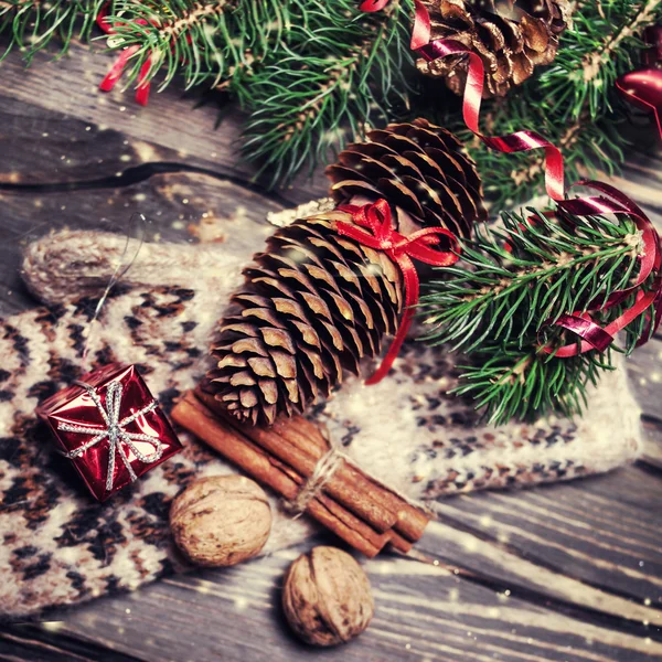 Рождественские украшения на дереве — стоковое фото