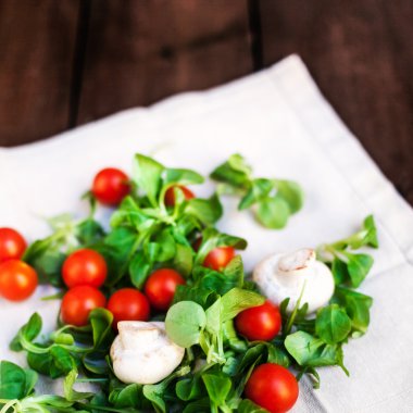 Salata için taze sebze.