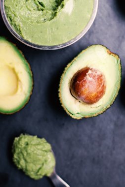 ahşap masa üzerinde avokado 