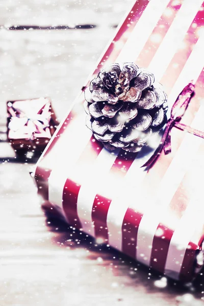 Рождественская шишка на подарочной коробке — стоковое фото