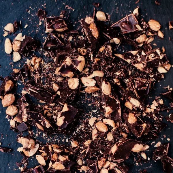 Τεμαχισμένη σοκολάτα με ξηρούς καρπούς — Φωτογραφία Αρχείου