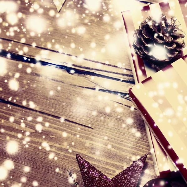 Kerstkaart met feestelijke decoraties — Stockfoto