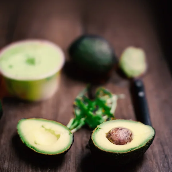 Verse biologische avocado 's — Stockfoto