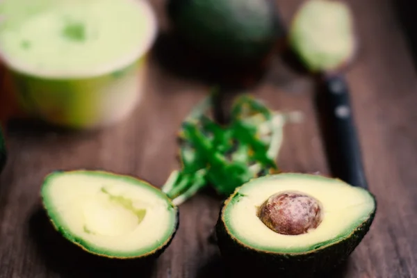 Frische Bio-Avocados — Stockfoto