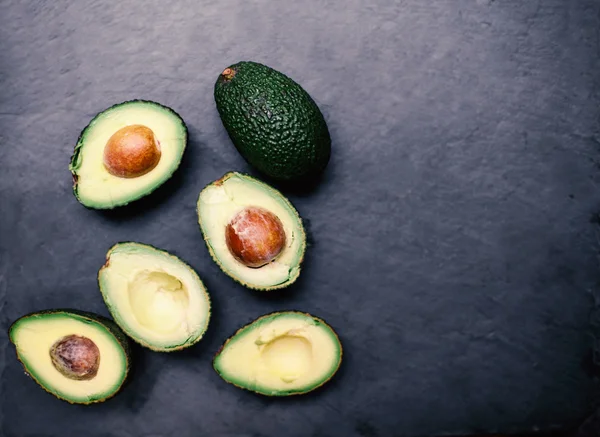 Gehalveerde avocado's op tafel — Stockfoto