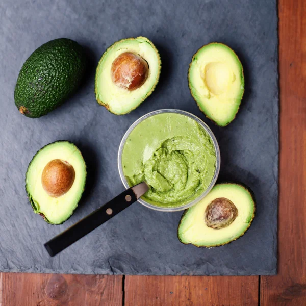 Avocado's op houten tafel — Stockfoto