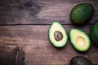 eski ahşap masa üzerinde avokado