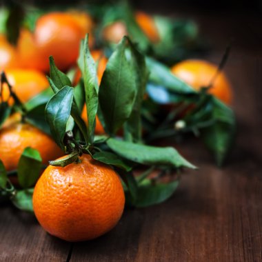 Ahşap masada mandalinalar