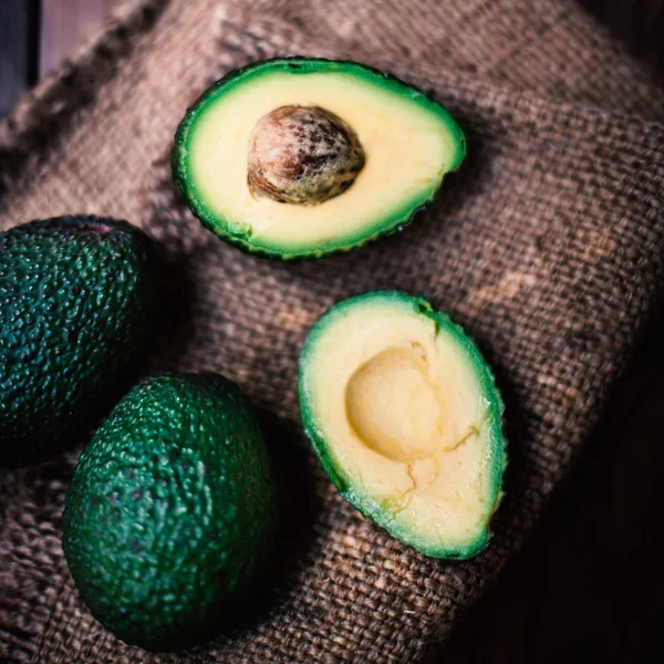 Органічні свіжим авокадо — стокове фото
